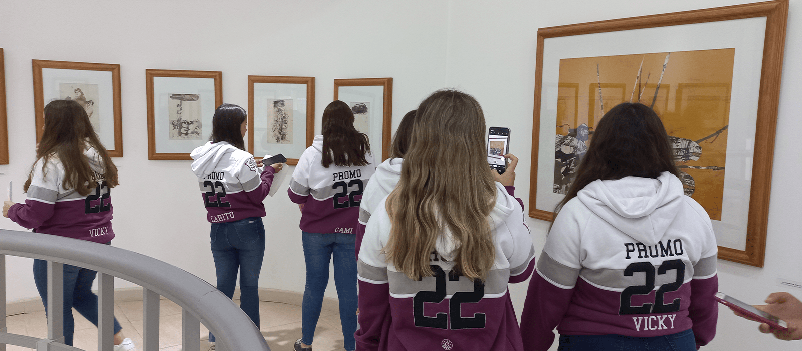 Estudiantes visitan el museo y ven la obra de Alonso