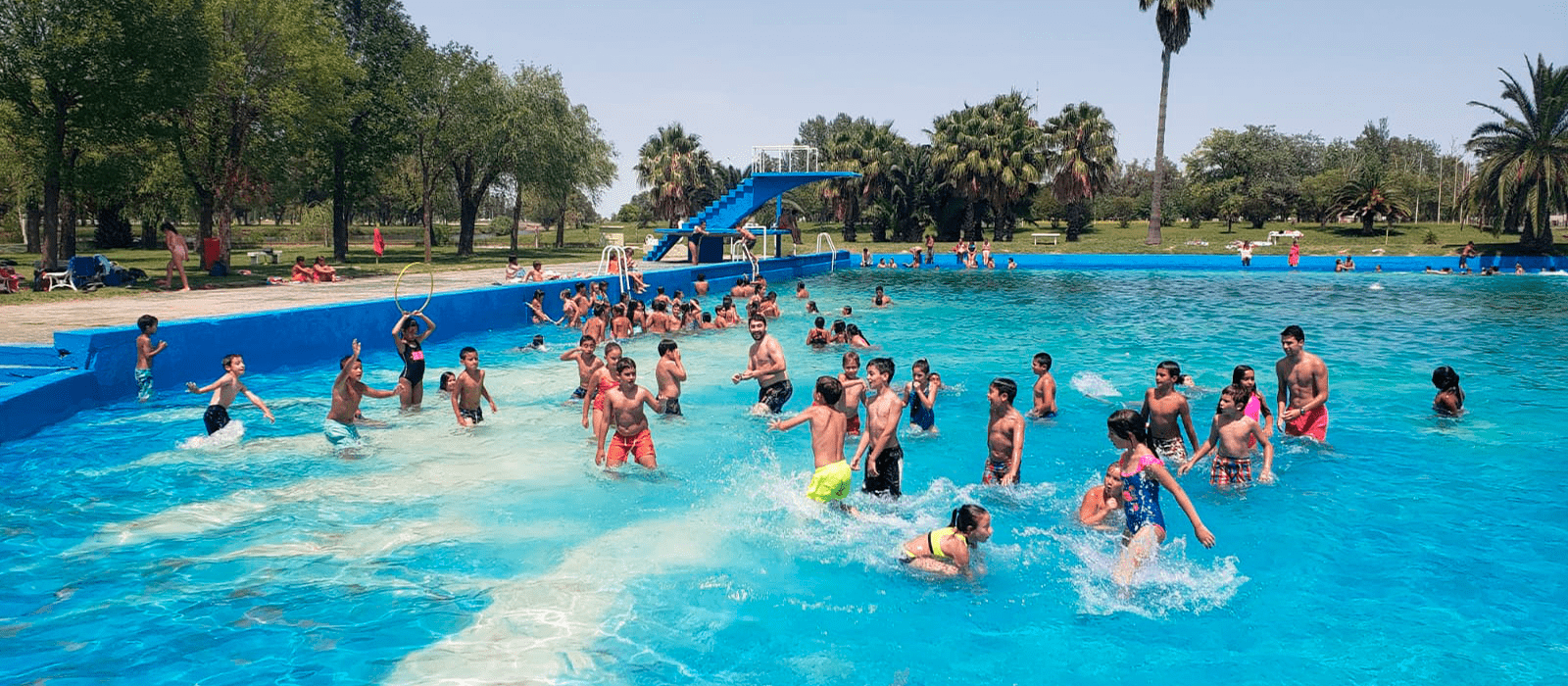 Gente metida dentro de la pileta