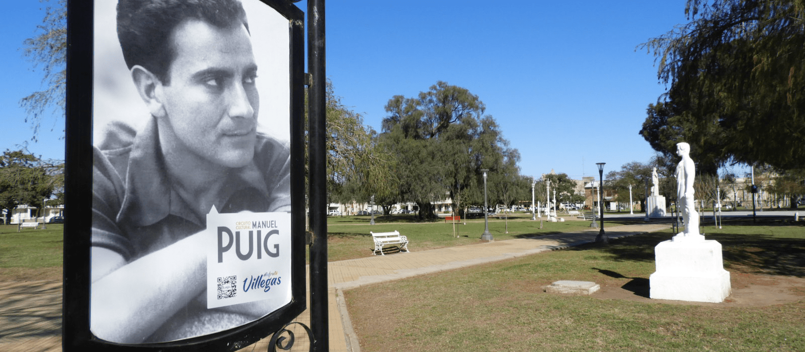 Uno de los carteles emplazados en el circuito junto a la plaza